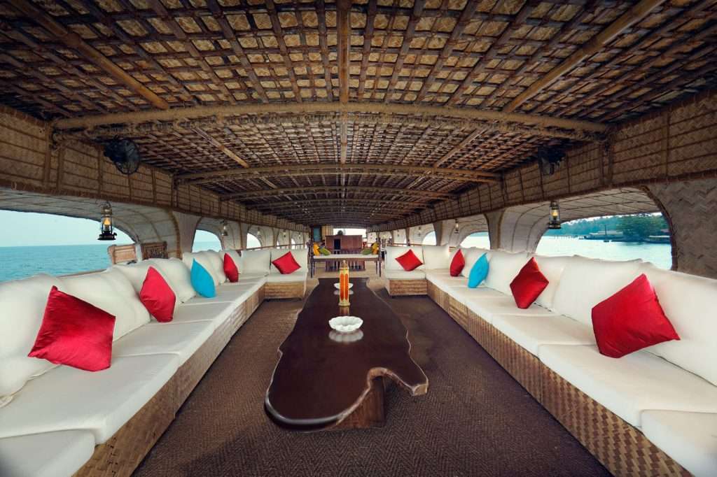 Royal Boutique - Traditional Luxury Houseboat​