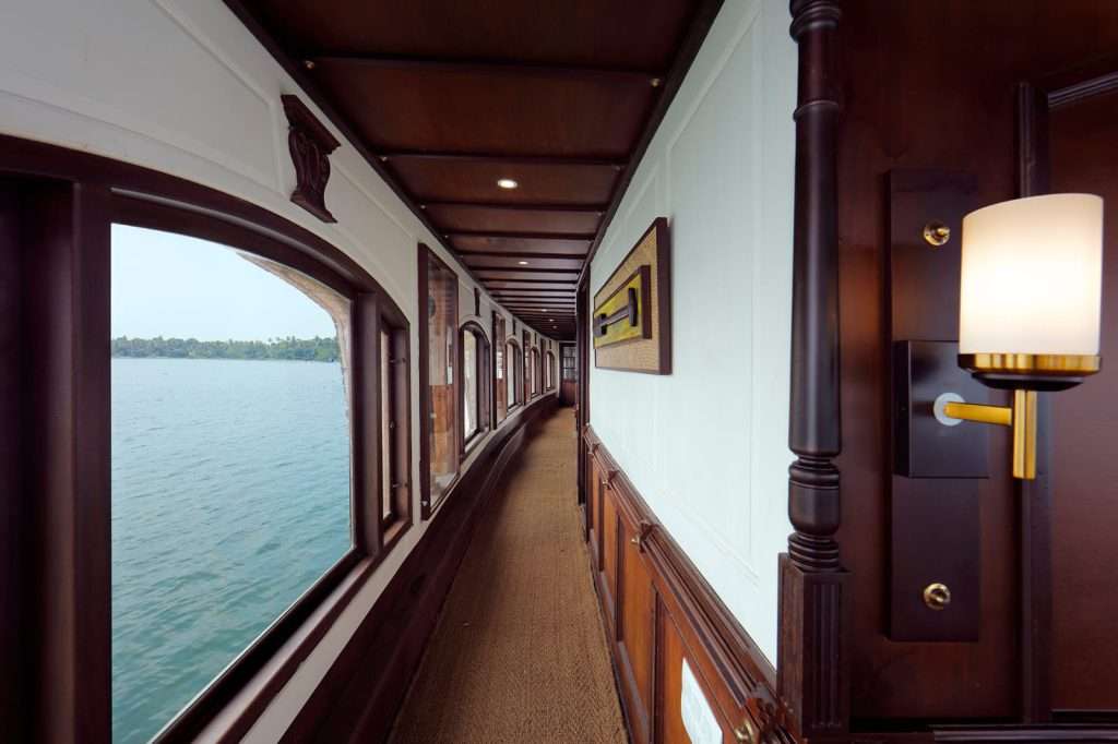 Royal Boutique - Traditional Luxury Houseboat​