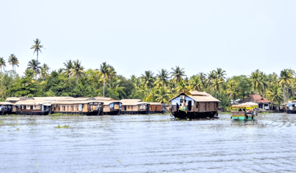 Can we get houseboats directly in Alleppey Kerala or we need to book in online?