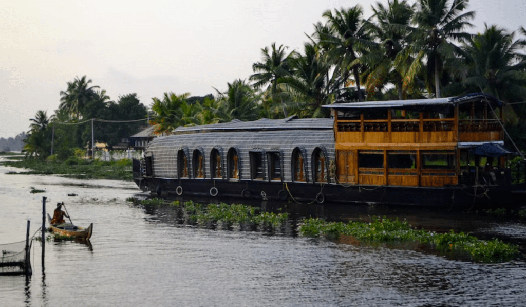 Can we get houseboats directly in Alleppey Kerala or we need to book in online?