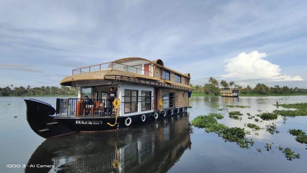 INA Cruise One Bedroom Premium Houseboat