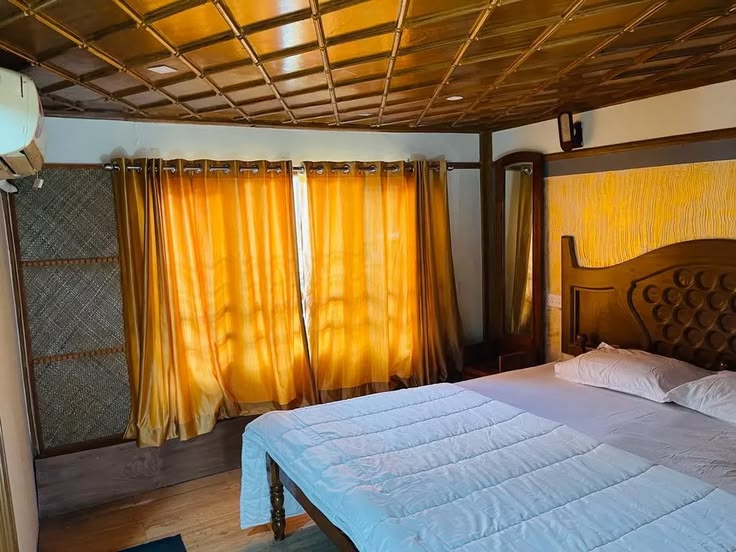 Luxury Houseboat Stay in Alleppey